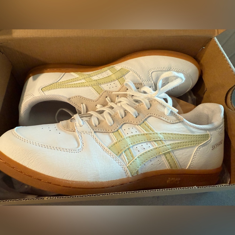 NWT ASICS Skyhand OG (Oyster White)